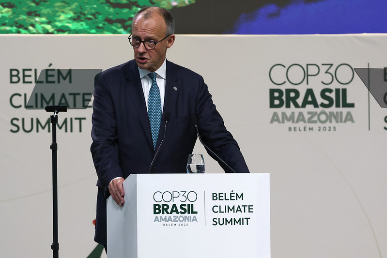 „Auf Deutschland ist Verlass“, so Bundeskanzler Friedrich Merz mit Blick auf die Klimafinanzierung aus Deutschland in seiner Rede auf der UN-Weltklimakonferenz COP30 in Belém Ende 2025. Ermutigende Worte, die allerdings mit den neuerlich geplanten Kürzungen in der Entwicklungszusammenarbeit im Widerspruch stehen. Photo: Isabel B./COP30